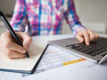 chica escribiendo en una libreta