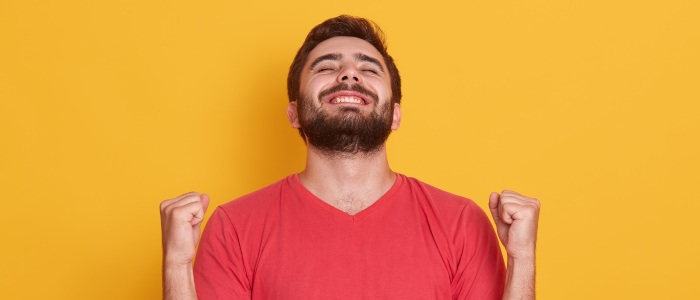 hombre celebrando que le ha tocado la loteria
